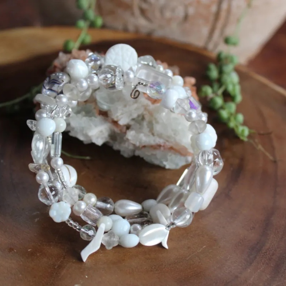 Mixed White and Clear Beaded Accordian-Style Bracelet